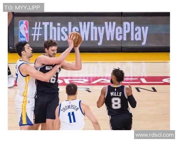 重庆篮球队意识争议引发热议球迷对战术执行和团队配合的不同看法